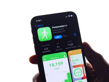 Assam, Hindistan - 30 Mart 2021: Telefon ekranında adım sayacı + + + logo.