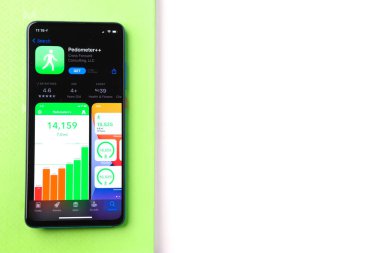 Assam, Hindistan - 30 Mart 2021: Telefon ekranında adım sayacı + + + logo.
