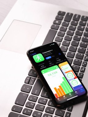 Assam, Hindistan - 30 Mart 2021: Telefon ekranında adım sayacı + + + logo.