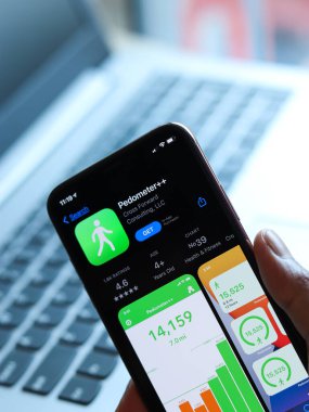 Assam, Hindistan - 30 Mart 2021: Telefon ekranında adım sayacı + + + logo.