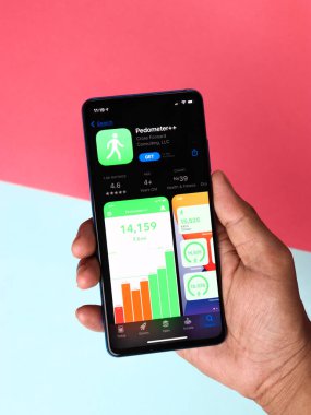 Assam, Hindistan - 30 Mart 2021: Telefon ekranında adım sayacı + + + logo.
