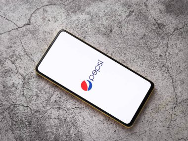 Assam, Hindistan - 24 Eylül 2020: Telefon ekranında Pepsi logosu.