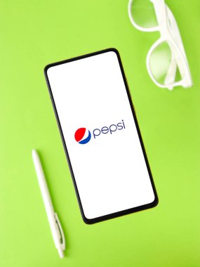 Assam, Hindistan - 24 Eylül 2020: Telefon ekranında Pepsi logosu.