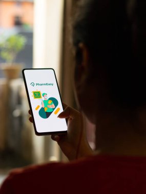 Assam, Hindistan - 29 Ekim 2020: Telefon ekranında Pharmeasy logosu.