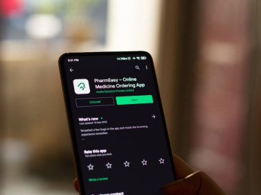 Assam, Hindistan - 29 Ekim 2020: Telefon ekranında Pharmeasy logosu.