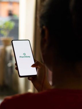 Assam, Hindistan - 29 Ekim 2020: Telefon ekranında Pharmeasy logosu.