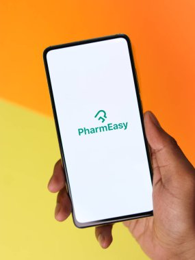 Assam, Hindistan - 29 Ekim 2020: Telefon ekranında Pharmeasy logosu.