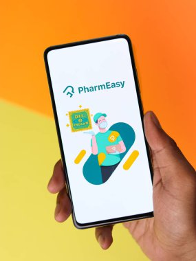 Assam, Hindistan - 29 Ekim 2020: Telefon ekranında Pharmeasy logosu.
