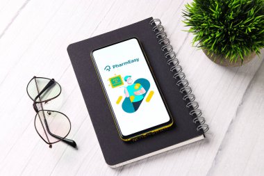 Assam, Hindistan - 29 Ekim 2020: Telefon ekranında Pharmeasy logosu.