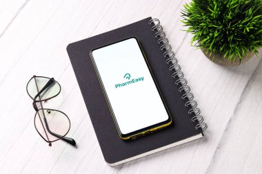 Assam, Hindistan - 29 Ekim 2020: Telefon ekranında Pharmeasy logosu.
