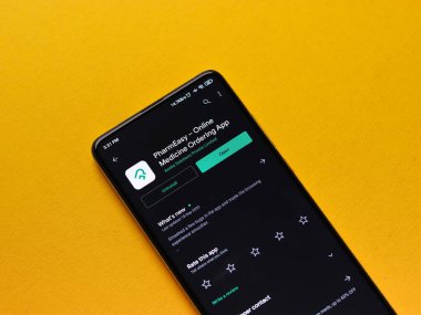 Assam, Hindistan - 29 Ekim 2020: Telefon ekranında Pharmeasy logosu.