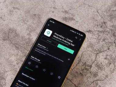Assam, Hindistan - 29 Ekim 2020: Telefon ekranında Pharmeasy logosu.
