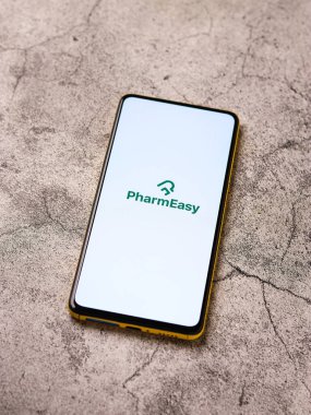 Assam, Hindistan - 29 Ekim 2020: Telefon ekranında Pharmeasy logosu.