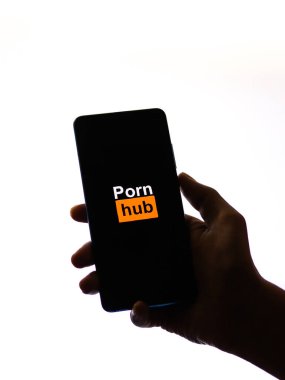 Assam, Hindistan - 6 Eylül 2020: Pornhub logosu telefon ekranı görüntüsü.