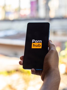 Assam, Hindistan - 6 Eylül 2020: Pornhub logosu telefon ekranı görüntüsü.