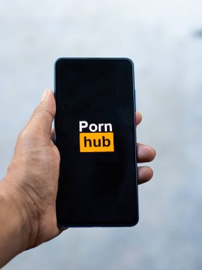 Assam, Hindistan - 6 Eylül 2020: Pornhub logosu telefon ekranı görüntüsü.