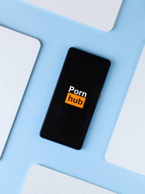 Assam, Hindistan - 6 Eylül 2020: Pornhub logosu telefon ekranı görüntüsü.