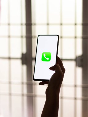 Assam, Hindistan - 24 Eylül 2020: Telefon ekranındaki arama logosu.