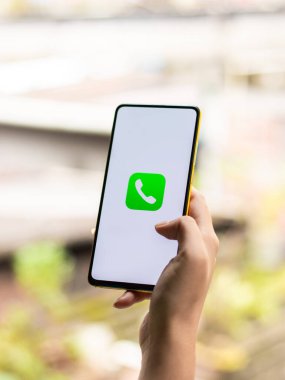 Assam, Hindistan - 24 Eylül 2020: Telefon ekranındaki arama logosu.