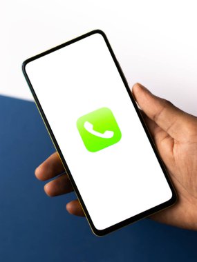 Assam, Hindistan - 24 Eylül 2020: Telefon ekranındaki arama logosu.