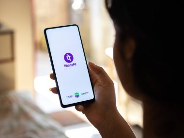 Assam, Hindistan - 23 Mayıs 2020 PhonePe - UPI ödemeleri, şarj ve transfer uygulaması. 