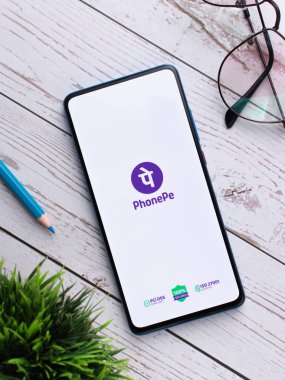 Assam, Hindistan - 23 Mayıs 2020 PhonePe - UPI ödemeleri, şarj ve transfer uygulaması. 