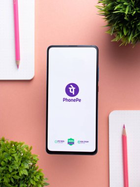 Assam, Hindistan - 23 Mayıs 2020 PhonePe - UPI ödemeleri, şarj ve transfer uygulaması. 