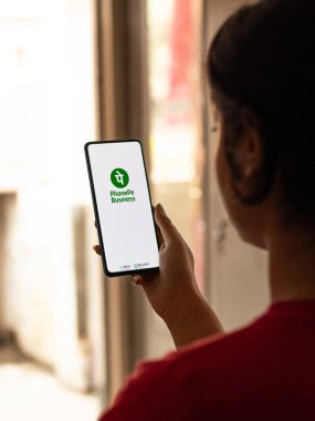 Assam, Hindistan - 10 Mart 2021: Telefon ekranındaki iş logosu.