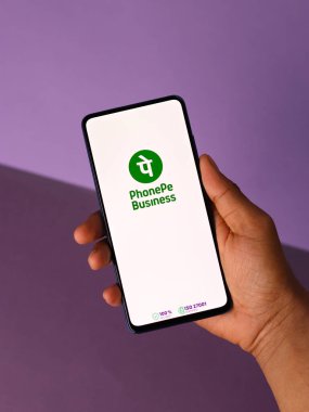 Assam, Hindistan - 10 Mart 2021: Telefon ekranındaki iş logosu.