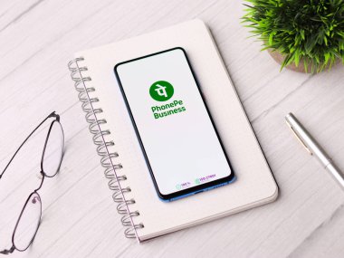 Assam, Hindistan - 10 Mart 2021: Telefon ekranındaki iş logosu.