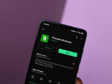 Assam, Hindistan - 10 Mart 2021: Telefon ekranındaki iş logosu.