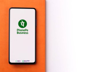 Assam, Hindistan - 10 Mart 2021: Telefon ekranındaki iş logosu.