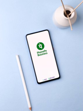 Assam, Hindistan - 10 Mart 2021: Telefon ekranındaki iş logosu.