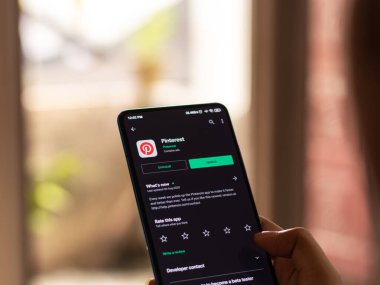Assam, Hindistan - 22 Ağustos 2020: Telefon ekranında Pinterest logosu.