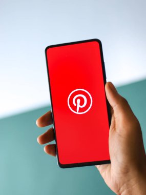 Assam, Hindistan - 22 Ağustos 2020: Telefon ekranında Pinterest logosu.