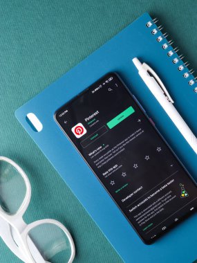 Assam, Hindistan - 22 Ağustos 2020: Telefon ekranında Pinterest logosu.