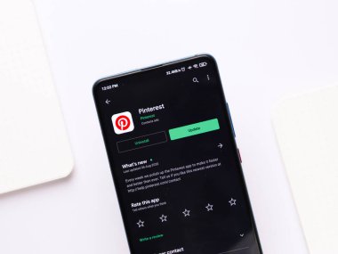 Assam, Hindistan - 22 Ağustos 2020: Telefon ekranında Pinterest logosu.