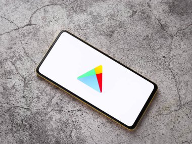 Assam, Hindistan - 10 Nisan 2021: Telefon ekranında Playstore logosu.
