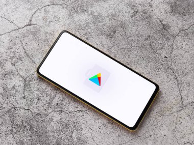 Assam, Hindistan - 10 Nisan 2021: Telefon ekranında Playstore logosu.