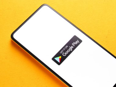 Assam, Hindistan - 10 Nisan 2021: Telefon ekranında Playstore logosu.