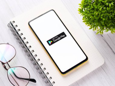 Assam, Hindistan - 10 Nisan 2021: Telefon ekranında Playstore logosu.