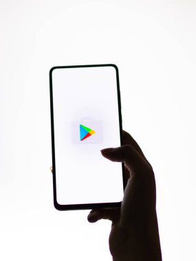 Assam, Hindistan - 10 Nisan 2021: Telefon ekranında Playstore logosu.