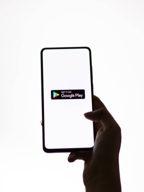 Assam, Hindistan - 10 Nisan 2021: Telefon ekranında Playstore logosu.