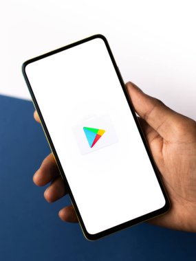 Assam, Hindistan - 10 Nisan 2021: Telefon ekranında Playstore logosu.