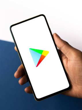 Assam, Hindistan - 10 Nisan 2021: Telefon ekranında Playstore logosu.