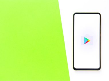 Assam, Hindistan - 10 Nisan 2021: Telefon ekranında Playstore logosu.