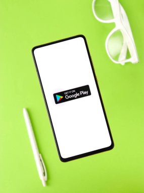 Assam, Hindistan - 10 Nisan 2021: Telefon ekranında Playstore logosu.