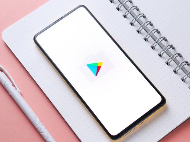 Assam, Hindistan - 10 Nisan 2021: Telefon ekranında Playstore logosu.