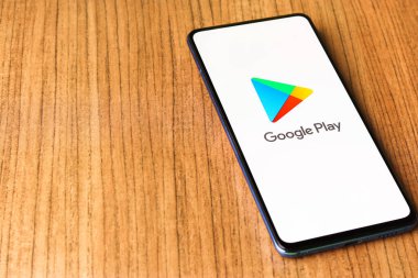 Assam, Hindistan - 10 Nisan 2021: Telefon ekranında Playstore logosu.