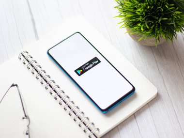 Assam, Hindistan - 10 Nisan 2021: Telefon ekranında Playstore logosu.